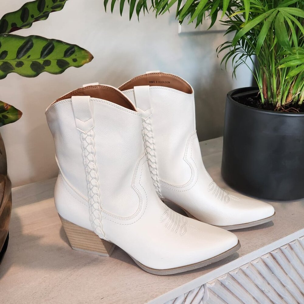 Dolce Vita White Western Boots - Size 9 | Cowgirl Ankle Boots | Women's Pointed